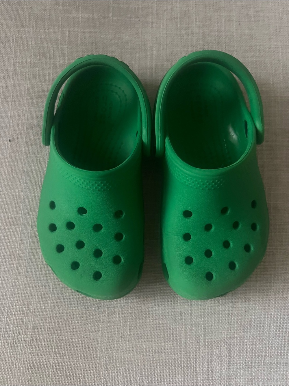 CROCS classic green kids clogs, boys/girls/unisex size 8, outdoors playground